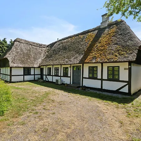 Golf In Thatched House Near Langeland Nordenbro Vesteregn